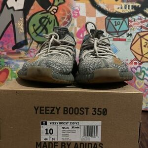 Yeezy shoes size:10